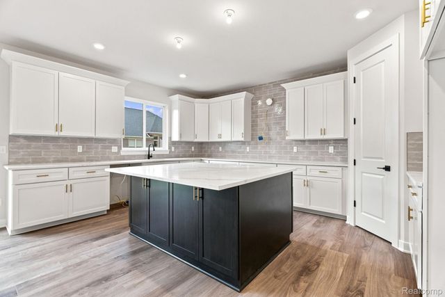 4075 Blossom Drive, Sterling Heights, MI 48314