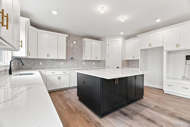 4075 Blossom Drive, Sterling Heights, MI 48314