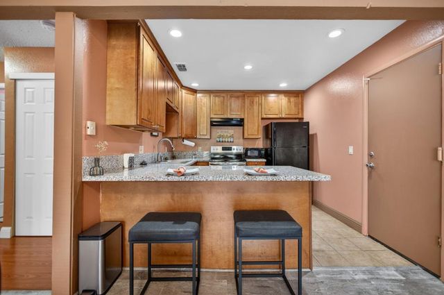 7677 Harvest Woods Dr, Sacramento, CA 95828