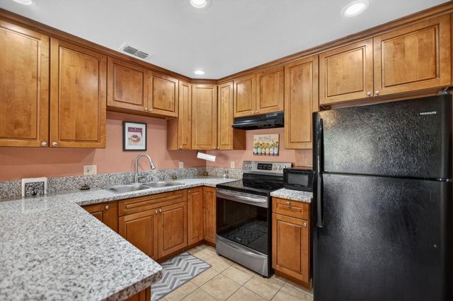 7677 Harvest Woods Dr, Sacramento, CA 95828