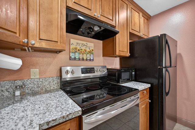 7677 Harvest Woods Dr, Sacramento, CA 95828