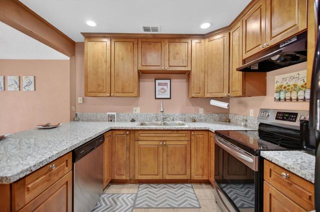 7677 Harvest Woods Dr, Sacramento, CA 95828