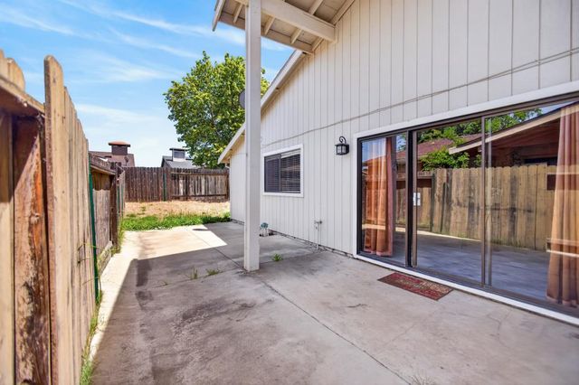 7677 Harvest Woods Dr, Sacramento, CA 95828