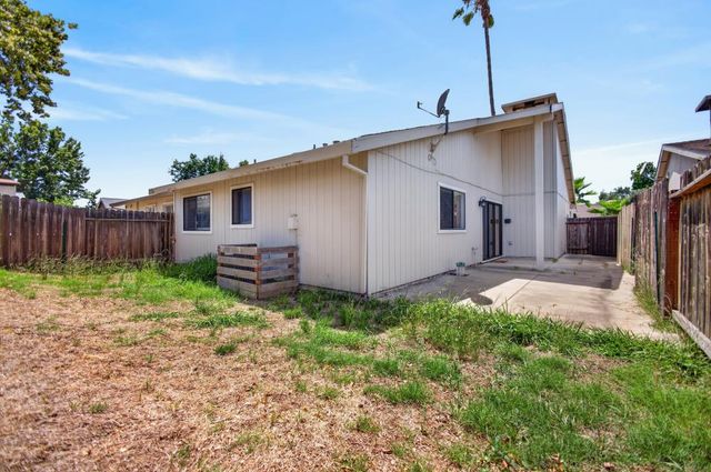 7677 Harvest Woods Dr, Sacramento, CA 95828