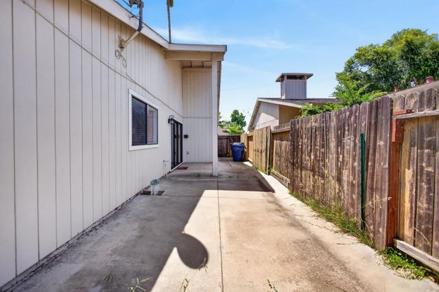 7677 Harvest Woods Dr, Sacramento, CA 95828