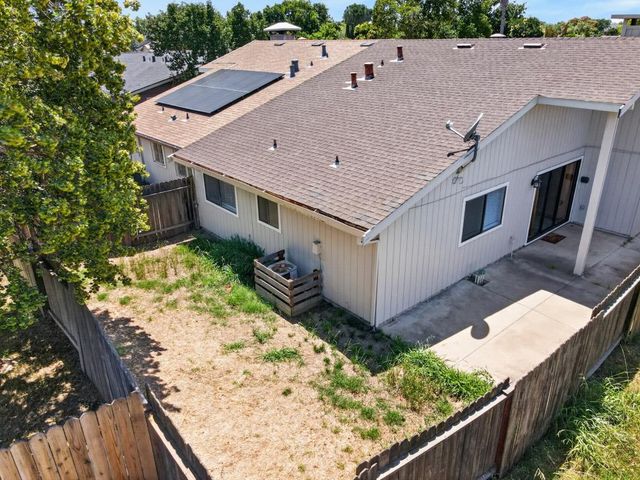 7677 Harvest Woods Dr, Sacramento, CA 95828