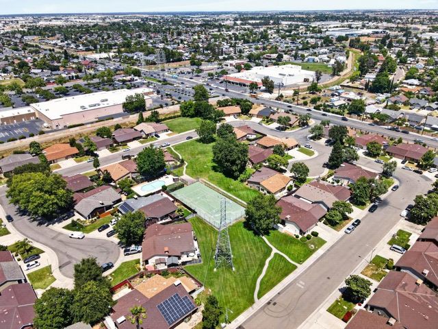 7677 Harvest Woods Dr, Sacramento, CA 95828