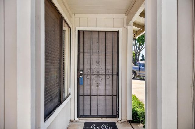 7677 Harvest Woods Dr, Sacramento, CA 95828