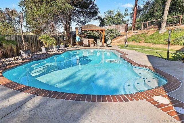 627 Valley Grove Ln, Escondido, CA 92025