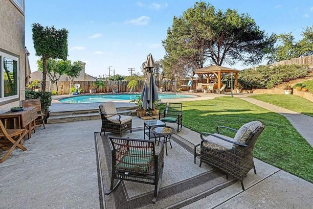 627 Valley Grove Ln, Escondido, CA 92025