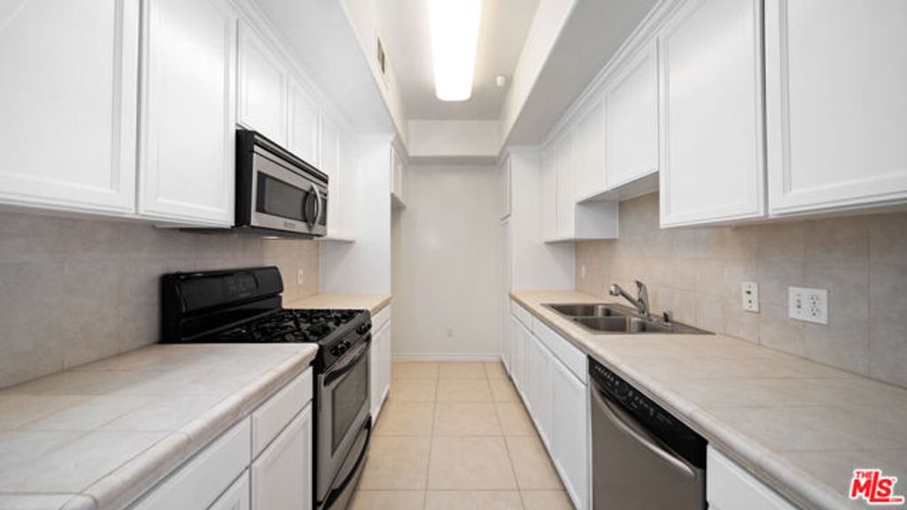 3328 OAKHURST Avenue 205, Los Angeles, CA 90034