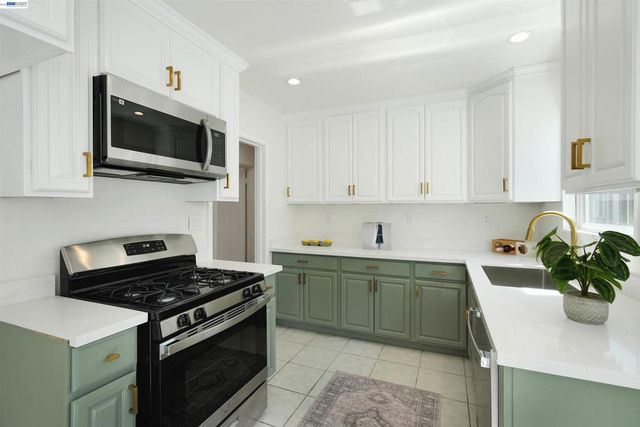 945 62Nd St, Oakland, CA 94608
