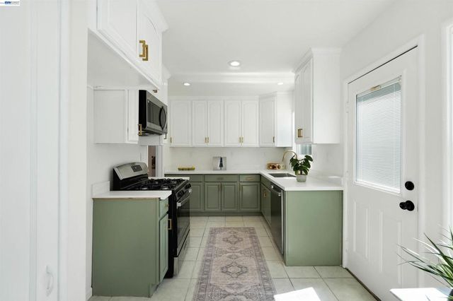 945 62Nd St, Oakland, CA 94608