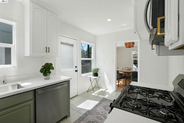 945 62Nd St, Oakland, CA 94608