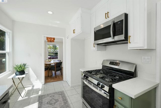 945 62Nd St, Oakland, CA 94608