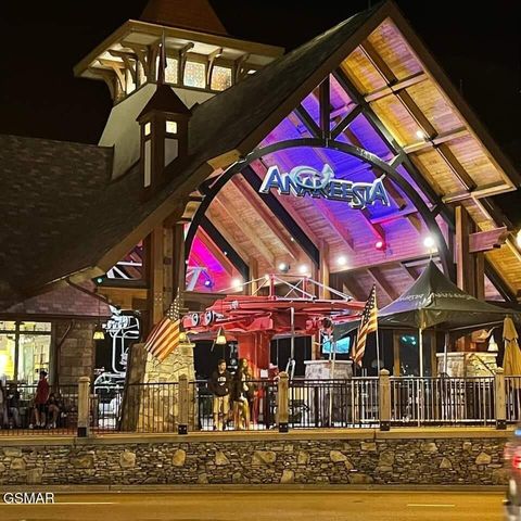 667 Kings Hills Boulevard, Pigeon Forge, TN 37863