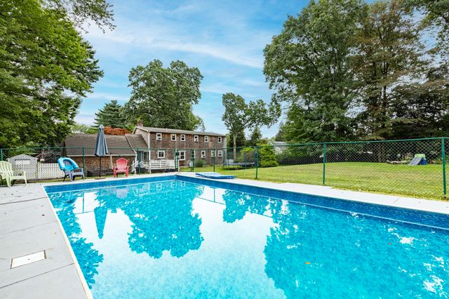 13 Old Powder House Rd, Lakeville, MA 02347