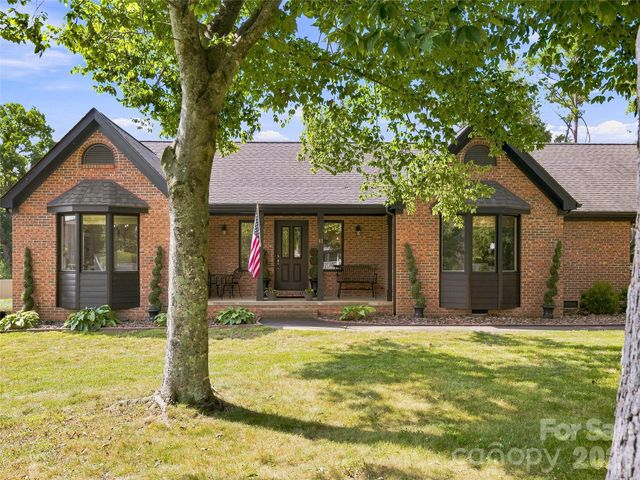 41 Forest Knoll Drive, Weaverville, NC 28787