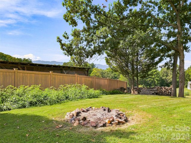41 Forest Knoll Drive, Weaverville, NC 28787
