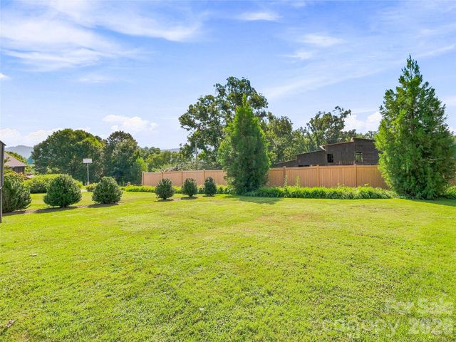 41 Forest Knoll Drive, Weaverville, NC 28787