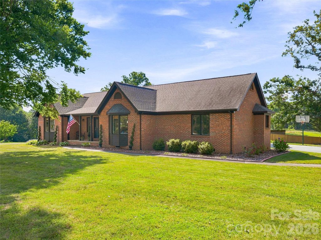 41 Forest Knoll Drive, Weaverville, NC 28787