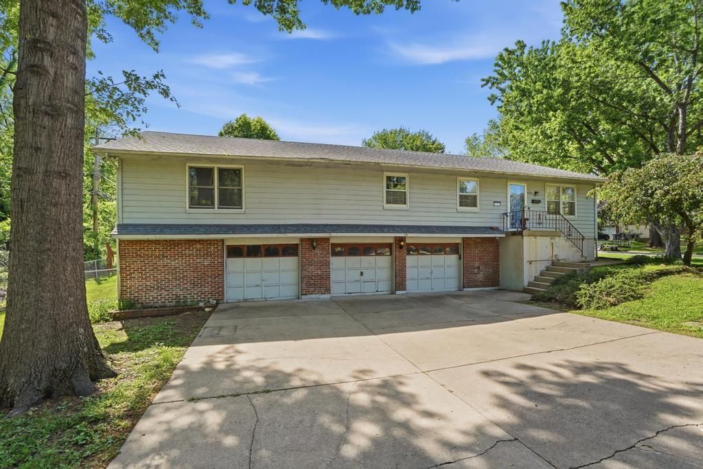 4100 S Coventry Drive, Independence, MO 64055