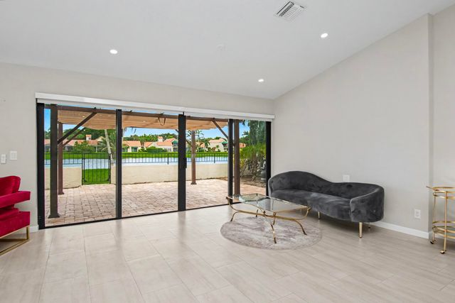21460 LAGUNA Drive, Boca Raton, FL 33433