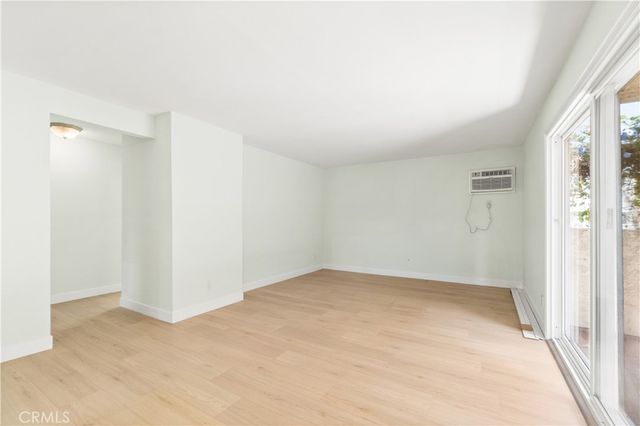 1042 Gladys 4, Long Beach, CA 90804