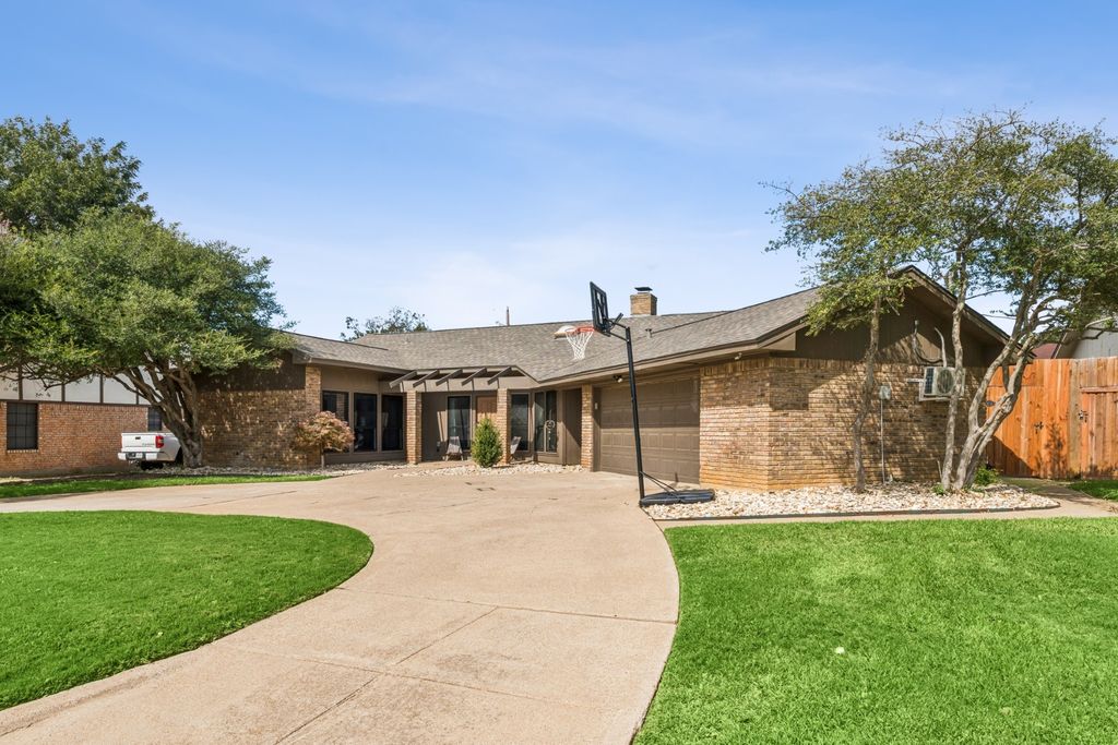 1905 Reverchon Drive, Arlington, TX 76017 — exterior