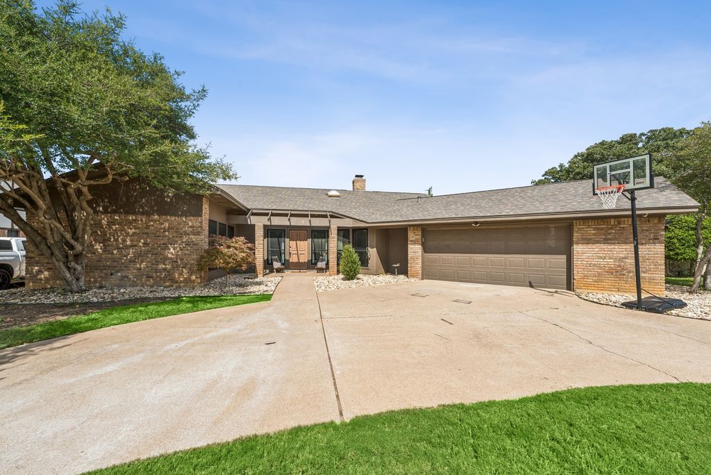 1905 Reverchon Drive, Arlington, TX 76017 — photo 2