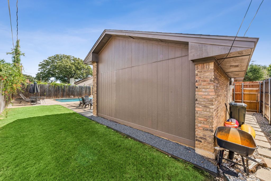 1905 Reverchon Drive, Arlington, TX 76017 — photo 3