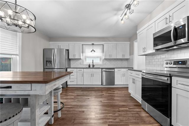 410 SE RICHARDSON Place, Lee's Summit, MO 64063