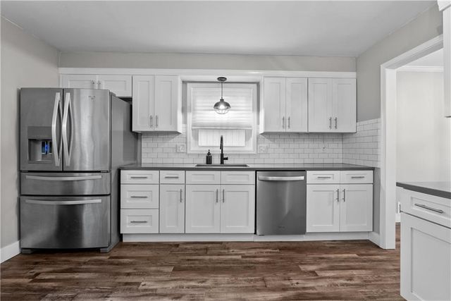 410 SE RICHARDSON Place, Lee's Summit, MO 64063