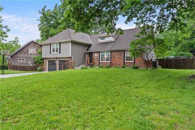 410 SE RICHARDSON Place, Lee's Summit, MO 64063