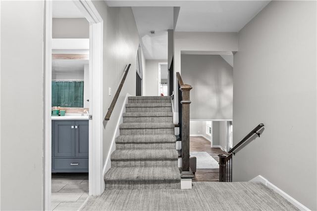 410 SE RICHARDSON Place, Lee's Summit, MO 64063