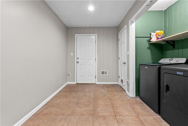 410 SE RICHARDSON Place, Lee's Summit, MO 64063