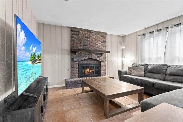410 SE RICHARDSON Place, Lee's Summit, MO 64063