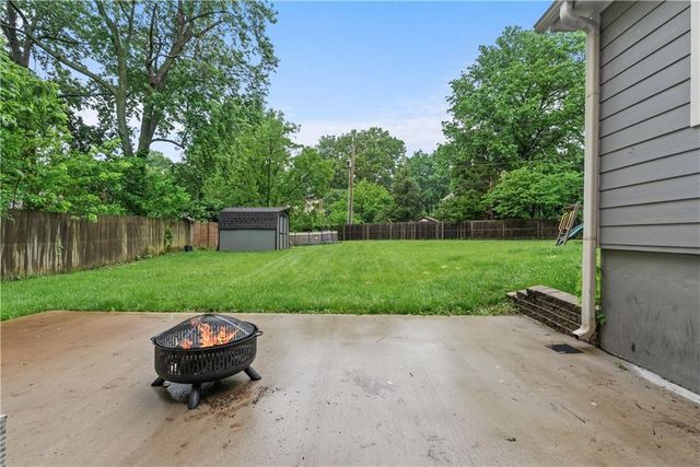 410 SE RICHARDSON Place, Lee's Summit, MO 64063