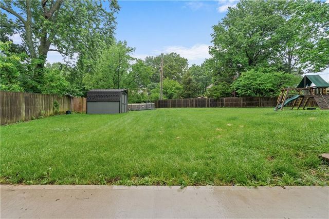 410 SE RICHARDSON Place, Lee's Summit, MO 64063