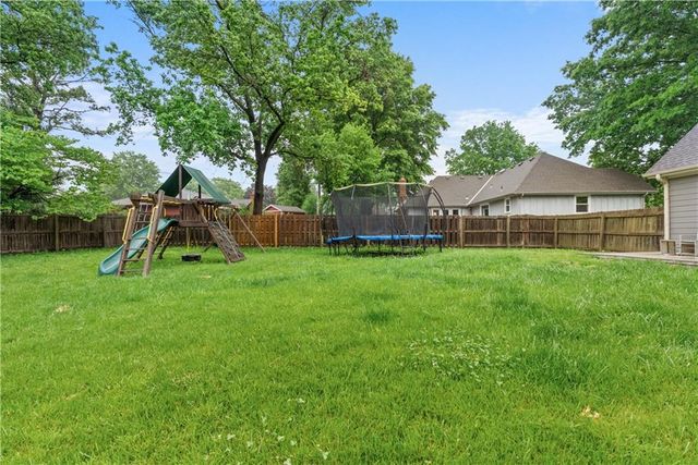 410 SE RICHARDSON Place, Lee's Summit, MO 64063