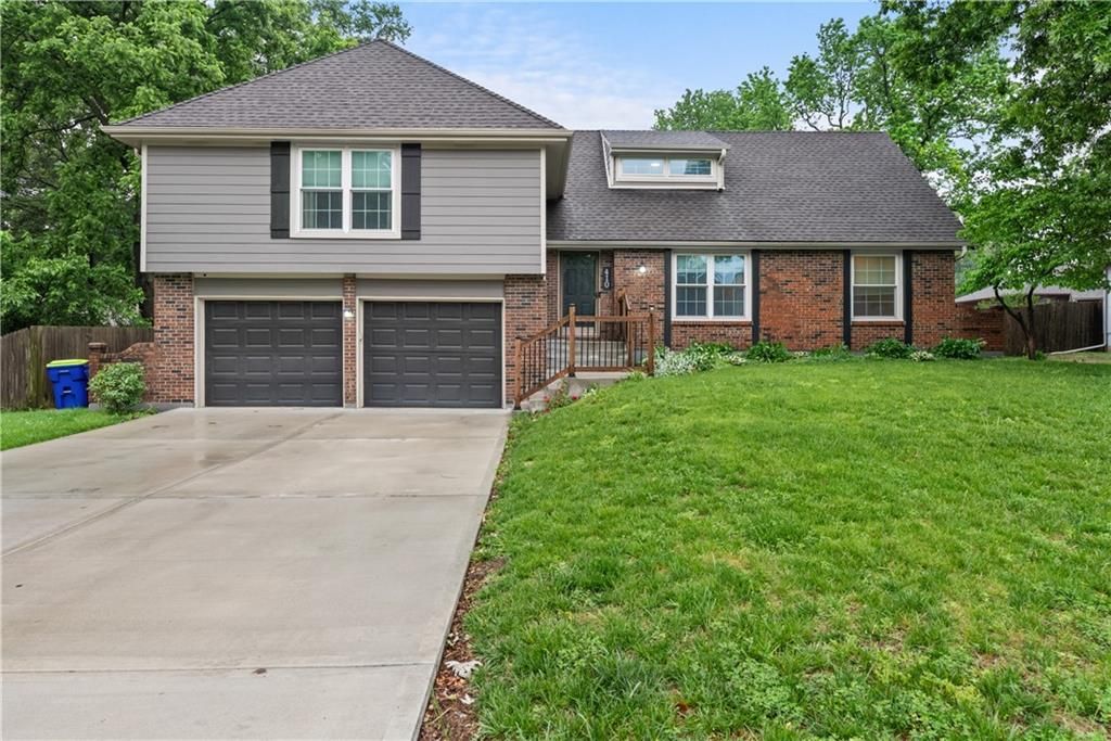 410 SE RICHARDSON Place, Lee's Summit, MO 64063