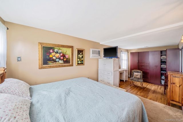 18 E Bay Drive, West Islip, NY 11795