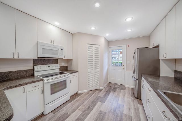 18 E Bay Drive, West Islip, NY 11795