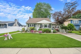 18 E Bay Drive, West Islip, NY 11795
