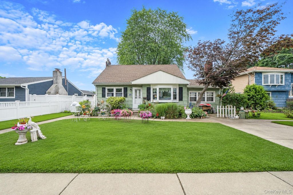 18 E Bay Drive, West Islip, NY 11795