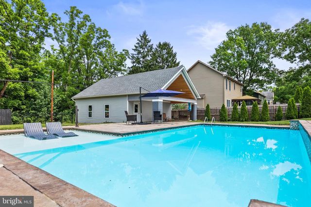 2010 LENOX ST, Camp Hill, PA 17011