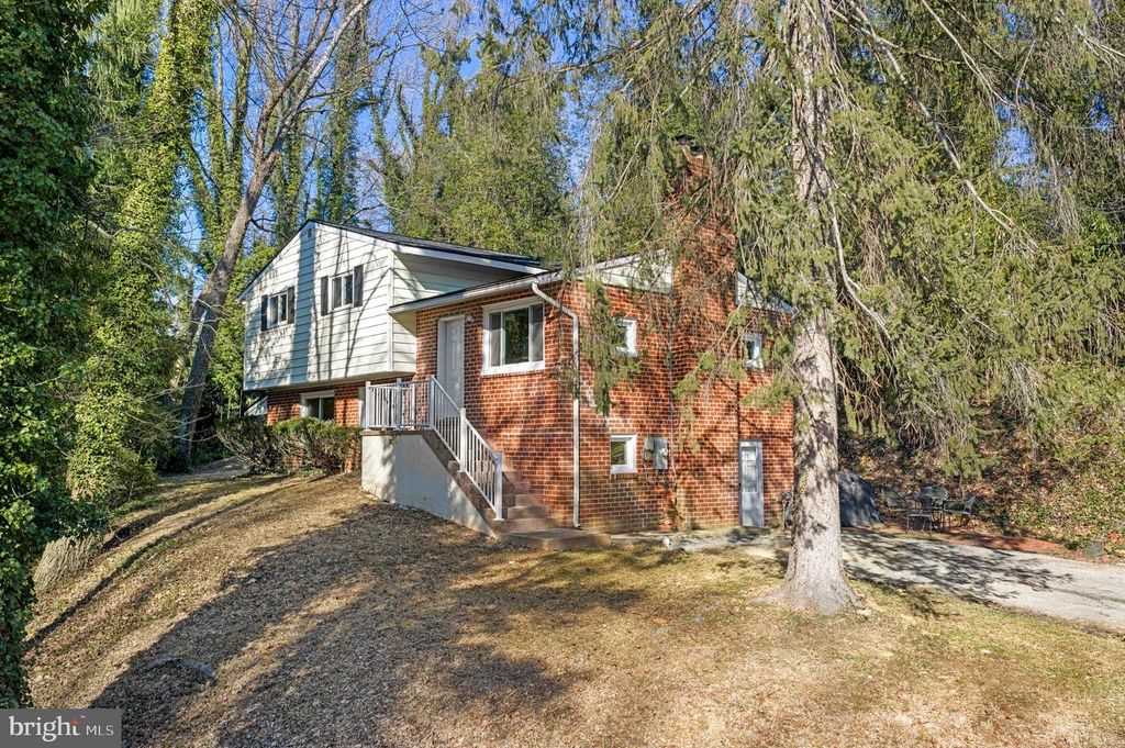 Image 1 of property listing at 1294 CIRCLE DR, Arnold, MD 21012