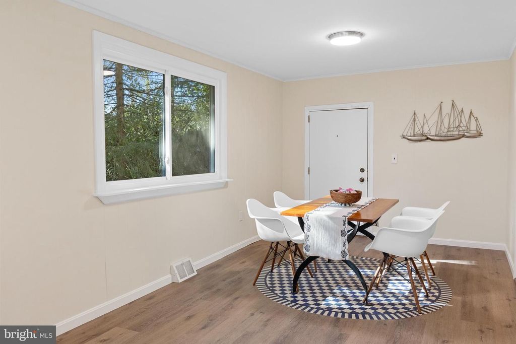 Image 10 of property listing at 1294 CIRCLE DR, Arnold, MD 21012