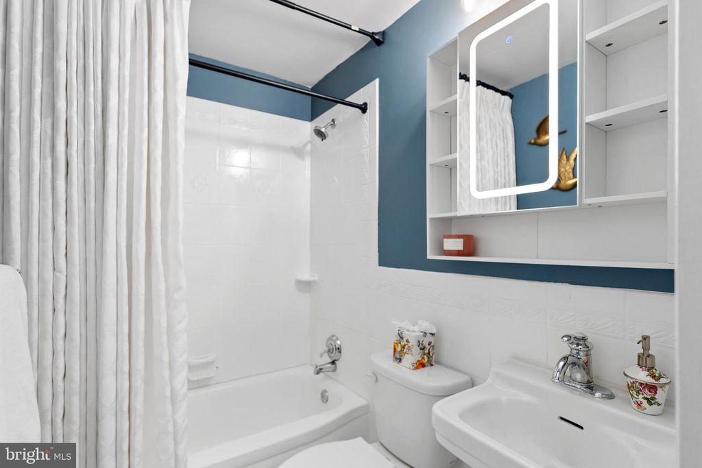 Image 12 of property listing at 1294 CIRCLE DR, Arnold, MD 21012