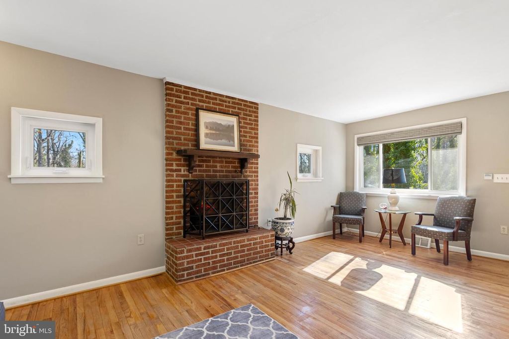 Image 3 of property listing at 1294 CIRCLE DR, Arnold, MD 21012